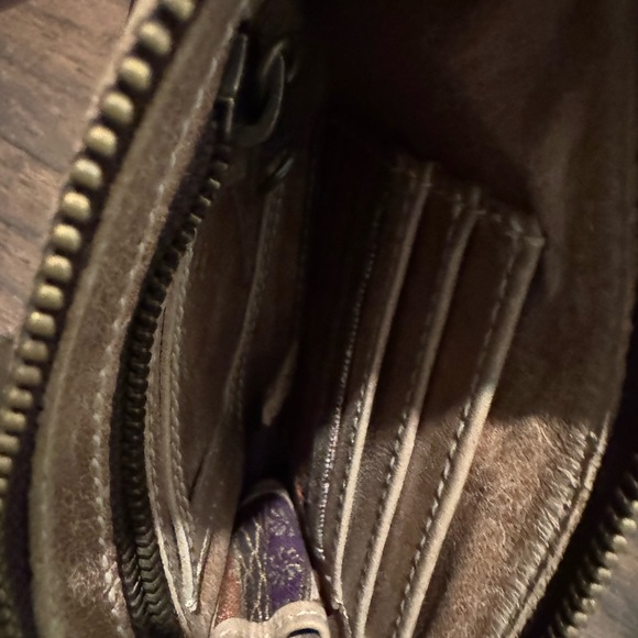 Oak River v tote brown leather with coordinating clutch wristlet set - Picture 8 of 9